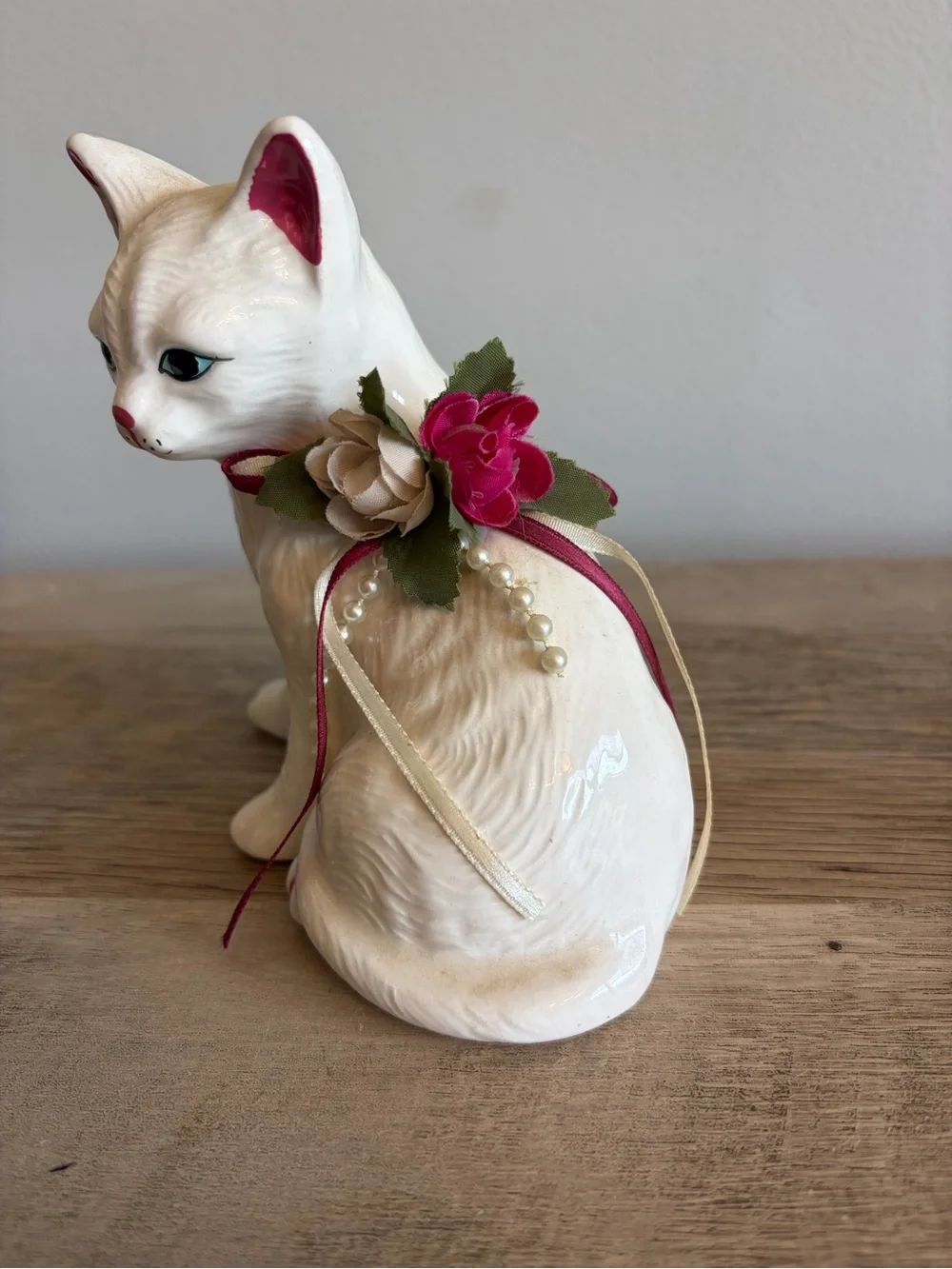 Vintage Porcelain Cat  Kitten Ribbon Collar With Flowers Beads Sitting Figurine‎